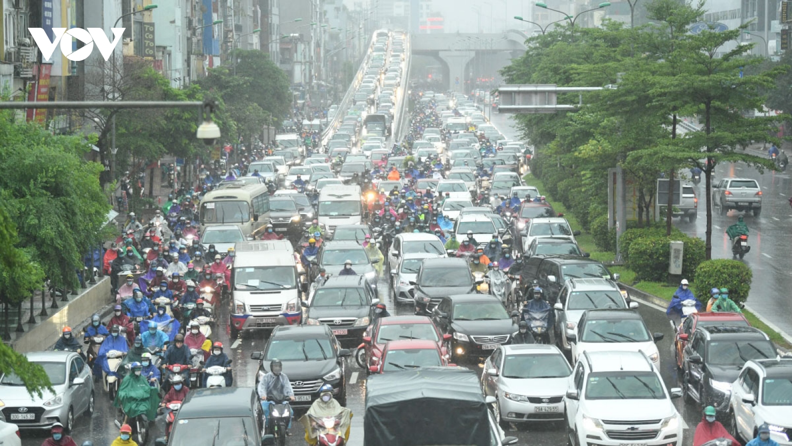 Heavy rain leaves Hanoi streets suffering traffic congestion